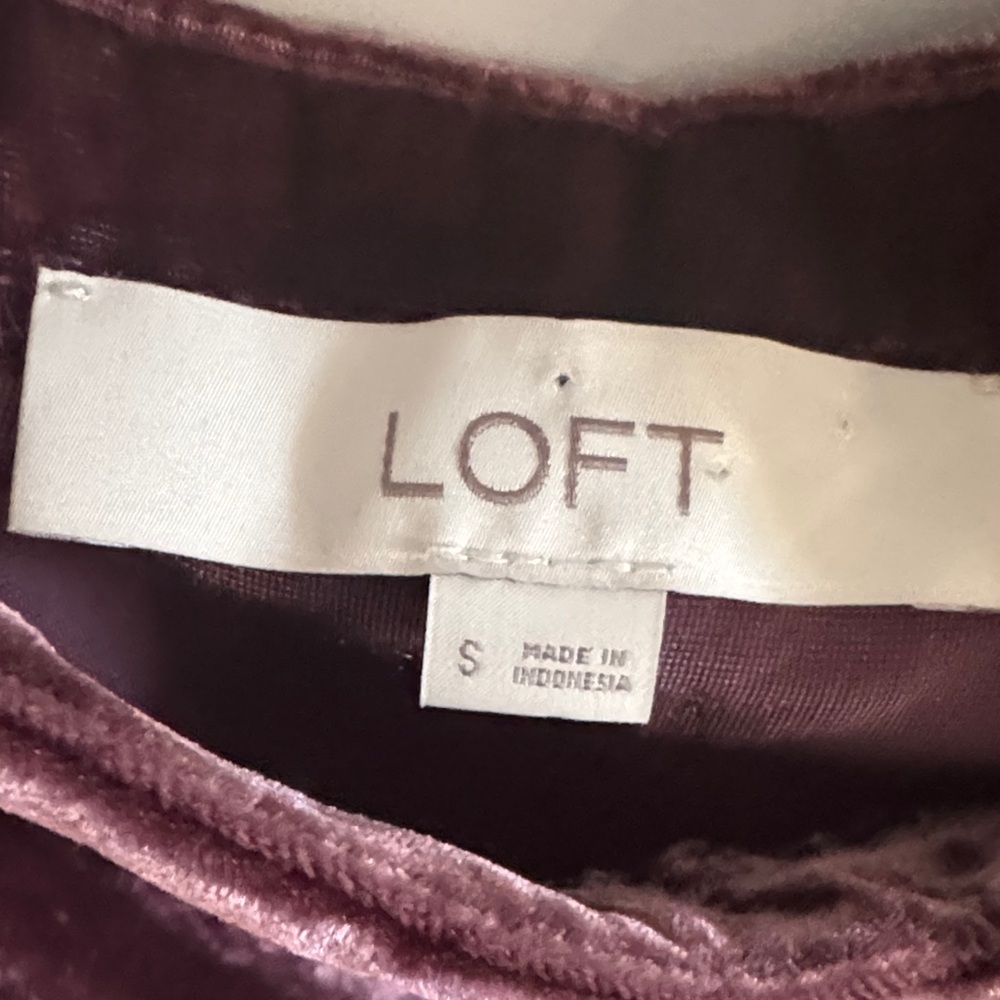 LOFT Elegant Sweetheart Neck Velvet Puff Sleeve Top - Picture 4 of 7